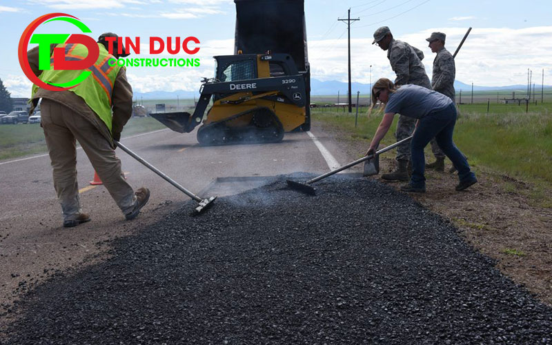 Rải thảm bê tông nhựa nóng bằng phương pháp thủ công ở các đoạn đường nhỏ 