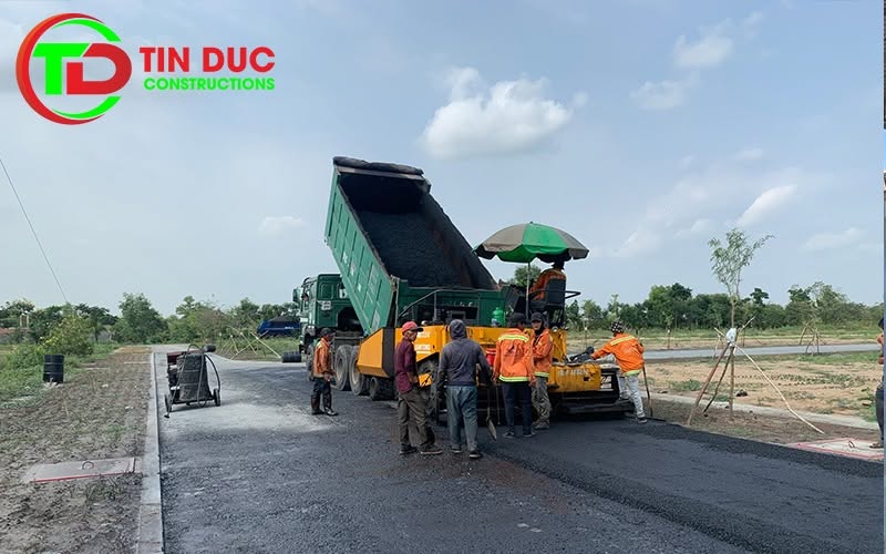 Quy trình trải thảm bê tông nhựa nóng.