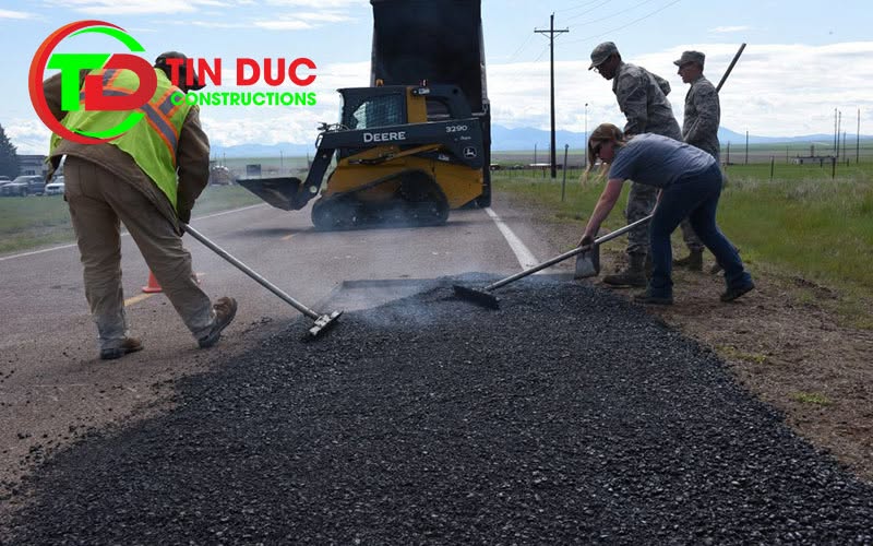 Rải thảm bê tông nhựa nóng bằng phương pháp thủ công ở các đoạn đường nhỏ 