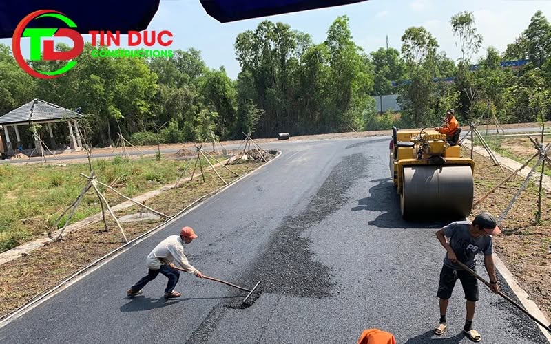 Hoàn thiện trải thảm bê tông nhựa nóng.