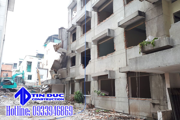 Phá dỡ nhà cũ cho một dự án chung cư mới