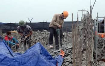 Phá dỡ nhà cũ tại huyện Hóc Môn