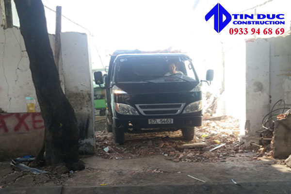 Phá dỡ nhà với máy móc và trang thiết bị hiện đại