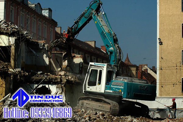 phá dỡ nhà bằng máy móc hiện đại